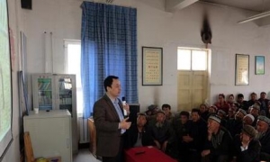 专家现场给村民讲授科学养殖绵羊的方法